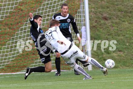 Fussball Kaerntner Liga. Feldkirchen gegen Spittal. Sebastian Schmid, (Feldkirchen), Daniel Urbas (Spittal). Feldkirchen, 8.10.2011.
Foto: Kuess
---
pressefotos, pressefotografie, kuess, qs, qspictures, sport, bild, bilder, bilddatenbank