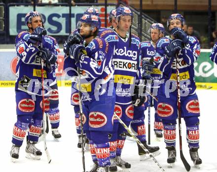 EBEL. Eishockey Bundesliga. EC Rekord Fenster VSV gegen EHC LIWEST Linz. enttaeuschte VSV Spieler. Villach, am 7.10.2011.
Foto: Kuess 


---
pressefotos, pressefotografie, kuess, qs, qspictures, sport, bild, bilder, bilddatenbank