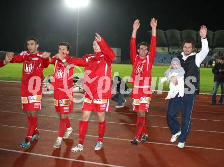 Fussball Regionalliga. VSV gegen GAK. Jubel GAK, Roland Kollmann mit Nachwuchs (GAK). Villach, 8.10.2011.
Foto: Kuess
---
pressefotos, pressefotografie, kuess, qs, qspictures, sport, bild, bilder, bilddatenbank