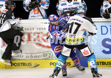 EBEL. Eishockey Bundesliga. EC Rekord Fenster VSV gegen EHC LIWEST Linz. Nico Toff,  (VSV), Justin Kurtz,  (Linz), Schiedsrichter. Villach, am 7.10.2011.
Foto: Kuess 


---
pressefotos, pressefotografie, kuess, qs, qspictures, sport, bild, bilder, bilddatenbank