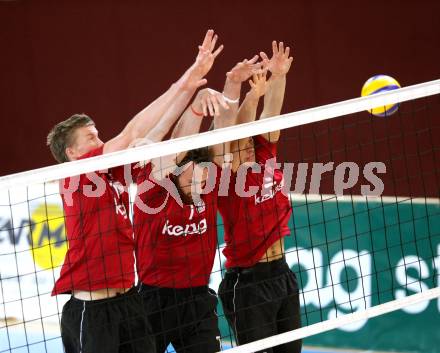 Volleyball. VBK Woerthersee Loewen gegen BLH - Amstetten. Zornig Jeff, James Battiston, Fruehbauer Simon. Klagenfurt, 8.10.2011.
Foto: kuess
---
pressefotos, pressefotografie, kuess, qs, qspictures, sport, bild, bilder, bilddatenbank