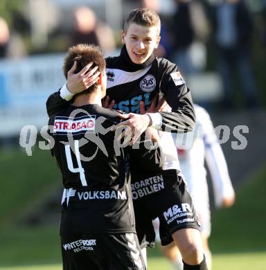 Fussball Kaerntner Liga. Feldkirchen gegen Spittal. Torjubel Halid Hasanovic, Florian Sixt (Spittal). Feldkirchen, 8.10.2011.
Foto: Kuess
---
pressefotos, pressefotografie, kuess, qs, qspictures, sport, bild, bilder, bilddatenbank