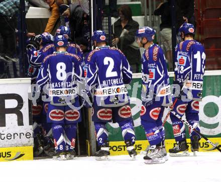 EBEL. Eishockey Bundesliga. EC Rekord Fenster VSV gegen EHC LIWEST Linz.  enttaeuschte VSV Spieler. Villach, am 7.10.2011.
Foto: Kuess 


---
pressefotos, pressefotografie, kuess, qs, qspictures, sport, bild, bilder, bilddatenbank