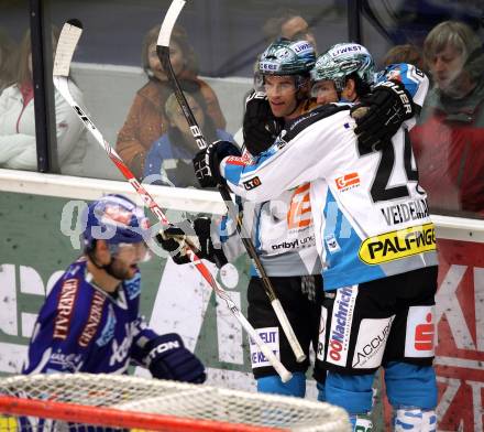 EBEL. Eishockey Bundesliga. EC Rekord Fenster VSV gegen EHC LIWEST Linz. Torjubel Patrick Leahy, Adrian Veideman (Linz). Villach, am 7.10.2011.
Foto: Kuess 


---
pressefotos, pressefotografie, kuess, qs, qspictures, sport, bild, bilder, bilddatenbank