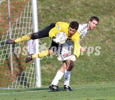 Fussball Kaerntner Liga. Feldkirchen gegen Spittal. David Hebenstreit, (Feldkirchen), Daniel Huber(Spittal). Feldkirchen, 8.10.2011.
Foto: Kuess
---
pressefotos, pressefotografie, kuess, qs, qspictures, sport, bild, bilder, bilddatenbank