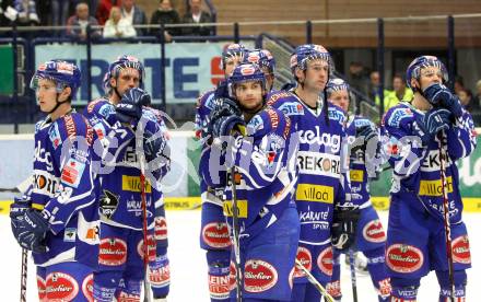 EBEL. Eishockey Bundesliga. EC Rekord Fenster VSV gegen EHC LIWEST Linz. enttaeuschte VSV Spieler. Villach, am 7.10.2011.
Foto: Kuess 


---
pressefotos, pressefotografie, kuess, qs, qspictures, sport, bild, bilder, bilddatenbank