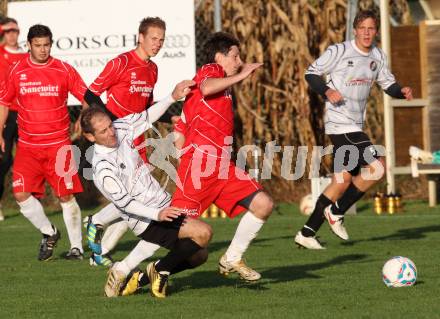 Fussball 1. KLasse C. Woelfnitz gegen HSV. Karl Schweighofer, (Woelfnitz),  Metod Totter  (HSV). Woelfnitz, 8.10.2011. 
Foto: Kuess
---
pressefotos, pressefotografie, kuess, qs, qspictures, sport, bild, bilder, bilddatenbank