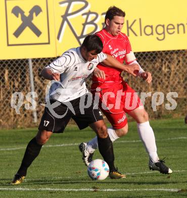 Fussball 1. KLasse C. Woelfnitz gegen HSV. Stefan Maurer,  (Woelfnitz), Marco Sylvio Loritsch (HSV). Woelfnitz, 8.10.2011.
Foto: Kuess
---
pressefotos, pressefotografie, kuess, qs, qspictures, sport, bild, bilder, bilddatenbank