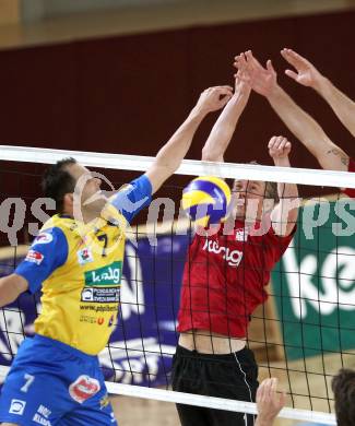 Volleyball Bundesliga. VBK Woerthersee Loewen gegen SK Posojilnica Aich/Dob. Zornig Jeff (VBK), VAN DE LOO Allan (Aich/Dob). Klagenfurt, 12.10.2011.
Foto. Kuess
---
pressefotos, pressefotografie, kuess, qs, qspictures, sport, bild, bilder, bilddatenbank