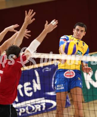 Volleyball Bundesliga. VBK Woerthersee Loewen gegen SK Posojilnica Aich/Dob. Adler Matthew  (VBK), BOÅ½IÄ Nemanja (Aich/Dob). Klagenfurt, 12.10.2011.
Foto. Kuess
---
pressefotos, pressefotografie, kuess, qs, qspictures, sport, bild, bilder, bilddatenbank