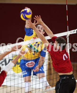 Volleyball Bundesliga. VBK Woerthersee Loewen gegen SK Posojilnica Aich/Dob. Simon Fruehbauer (VBK), HOHO Kristof (Aich/Dob). Klagenfurt, 12.10.2011.
Foto. Kuess
---
pressefotos, pressefotografie, kuess, qs, qspictures, sport, bild, bilder, bilddatenbank