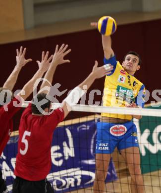 Volleyball Bundesliga. VBK Woerthersee Loewen gegen SK Posojilnica Aich/Dob. Adler Matthew  (VBK), BOÅ½IÄ Nemanja (Aich/Dob). Klagenfurt, 12.10.2011.
Foto. Kuess
---
pressefotos, pressefotografie, kuess, qs, qspictures, sport, bild, bilder, bilddatenbank