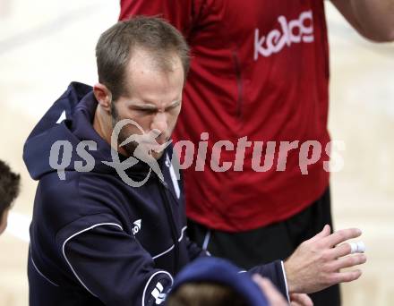 Volleyball Bundesliga. VBK Woerthersee Loewen gegen SK Posojilnica Aich/Dob. Trainer Hansi Huber (VBK). Klagenfurt, 12.10.2011.
Foto. Kuess
---
pressefotos, pressefotografie, kuess, qs, qspictures, sport, bild, bilder, bilddatenbank