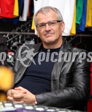 Fussball. Regionalliga. Pressekonferenz. Derby Austria Klagenfurt gegen VSV. Egon Putzi. Klagenfurt, 13. 10.2011.
Foto: Kuess
---
pressefotos, pressefotografie, kuess, qs, qspictures, sport, bild, bilder, bilddatenbank