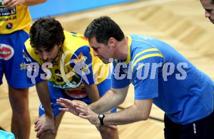 Volleyball Bundesliga. VBK Woerthersee Loewen gegen SK Posojilnica Aich/Dob. Trainer Igor Simuncic, REISER Gerald (Aich/Dob). Klagenfurt, 12.10.2011.
Foto. Kuess
---
pressefotos, pressefotografie, kuess, qs, qspictures, sport, bild, bilder, bilddatenbank