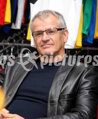 Fussball. Regionalliga. Pressekonferenz. Derby Austria Klagenfurt gegen VSV. Egon Putzi. Klagenfurt, 13. 10.2011.
Foto: Kuess
---
pressefotos, pressefotografie, kuess, qs, qspictures, sport, bild, bilder, bilddatenbank