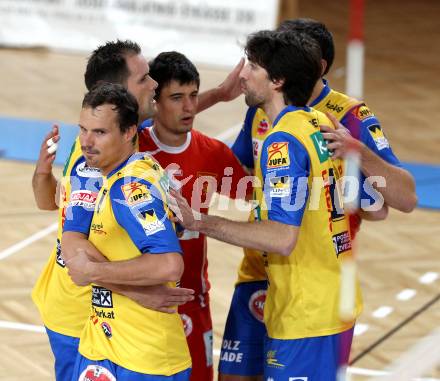 Volleyball Bundesliga. VBK Woerthersee Loewen gegen SK Posojilnica Aich/Dob. Jubel  (Aich/Dob). Klagenfurt, 12.10.2011.
Foto. Kuess
---
pressefotos, pressefotografie, kuess, qs, qspictures, sport, bild, bilder, bilddatenbank