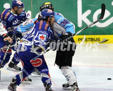 EBEL. Eishockey Bundesliga. EC Rekord Fenster VSV gegen SAPA Fehervar AV19. DAMON Derek (VSV), JOHANSSON Eric (Alba Volan). Villach, am 14.10.2011.
Foto: Kuess 


---
pressefotos, pressefotografie, kuess, qs, qspictures, sport, bild, bilder, bilddatenbank