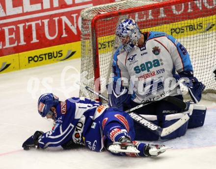 EBEL. Eishockey Bundesliga. EC Rekord Fenster VSV gegen SAPA Fehervar AV19. WELLER Craig (VSV), MUNRO Adam (Alba Volan). Villach, am 14.10.2011.
Foto: Kuess 


---
pressefotos, pressefotografie, kuess, qs, qspictures, sport, bild, bilder, bilddatenbank