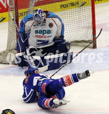 EBEL. Eishockey Bundesliga. EC Rekord Fenster VSV gegen SAPA Fehervar AV19. WELLER Craig (VSV), MUNRO Adam (Alba Volan). Villach, am 14.10.2011.
Foto: Kuess 


---
pressefotos, pressefotografie, kuess, qs, qspictures, sport, bild, bilder, bilddatenbank