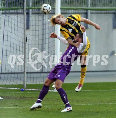 Fussball Regionalliga. SK Austria Klagenfurt gegen VSV. Oliver Pusztai (Klagenfurt), Johannes Isopp (VSV). Klagenfurt, am 15.10.2011.
Foto: Kuess
---
pressefotos, pressefotografie, kuess, qs, qspictures, sport, bild, bilder, bilddatenbank