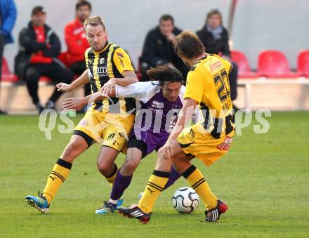 Fussball Regionalliga. SK Austria Klagenfurt gegen VSV. Almedin Hota (Klagenfurt), Stefan Friessnegger, Michael Kirisits (VSV). Klagenfurt, am 15.10.2011.
Foto: Kuess
---
pressefotos, pressefotografie, kuess, qs, qspictures, sport, bild, bilder, bilddatenbank