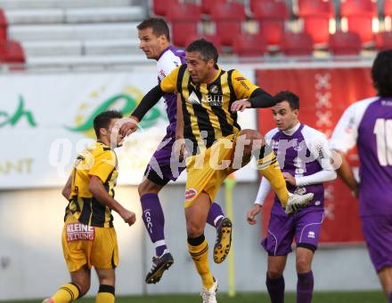 Fussball Regionalliga. SK Austria Klagenfurt gegen VSV. Thomas Pirker (Austria), Darko Djukic (VSV). Klagenfurt, am 15.10.2011.
Foto: Kuess
---
pressefotos, pressefotografie, kuess, qs, qspictures, sport, bild, bilder, bilddatenbank