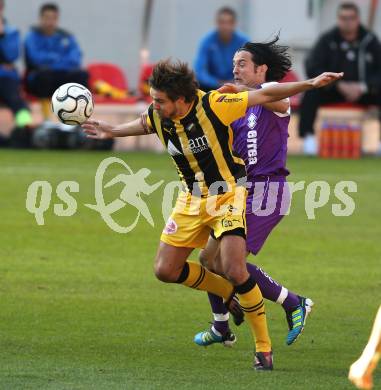 Fussball Regionalliga. SK Austria Klagenfurt gegen VSV. Almedin Hota (Klagenfurt), Michael Kirisits (VSV). Klagenfurt, am 15.10.2011.
Foto: Kuess
---
pressefotos, pressefotografie, kuess, qs, qspictures, sport, bild, bilder, bilddatenbank