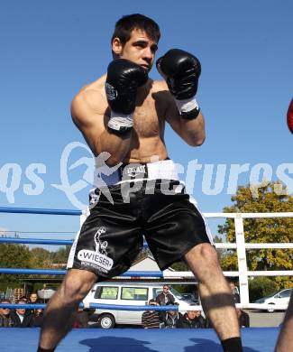 Boxen. Profiwettkampf. Dejan Milicevic. Klagenfurt, am 16.10.2011.
Foto: Kuess
---
pressefotos, pressefotografie, kuess, qs, qspictures, sport, bild, bilder, bilddatenbank