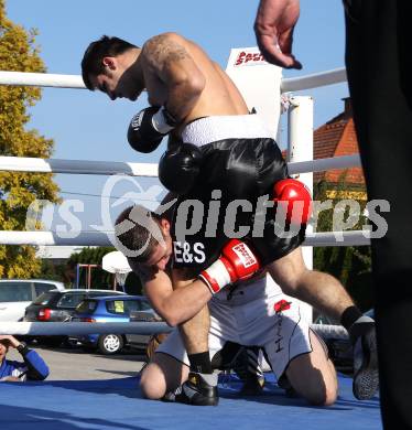 Boxen. Profiwettkampf. Dejan Milicevic (schwarze Handschuhe) gegen Ivan Vladimir (rote Handschuhe). Klagenfurt, am 16.10.2011.
Foto: Kuess
---
pressefotos, pressefotografie, kuess, qs, qspictures, sport, bild, bilder, bilddatenbank