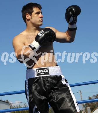 Boxen. Profiwettkampf. Dejan Milicevic. Klagenfurt, am 16.10.2011.
Foto: Kuess
---
pressefotos, pressefotografie, kuess, qs, qspictures, sport, bild, bilder, bilddatenbank