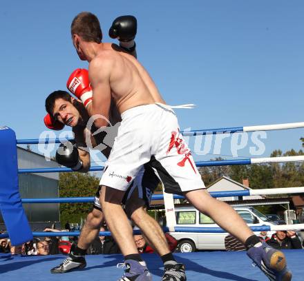 Boxen. Profiwettkampf. Dejan Milicevic (schwarze Handschuhe) gegen Ivan Vladimir (rote Handschuhe). Klagenfurt, am 16.10.2011.
Foto: Kuess
---
pressefotos, pressefotografie, kuess, qs, qspictures, sport, bild, bilder, bilddatenbank