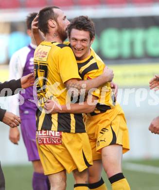 Fussball Regionalliga. SK Austria Klagenfurt gegen VSV. Jubel Rok Pavlicic, Julian Brandstaetter  (VSV). Klagenfurt, am 15.10.2011.
Foto: Kuess
---
pressefotos, pressefotografie, kuess, qs, qspictures, sport, bild, bilder, bilddatenbank