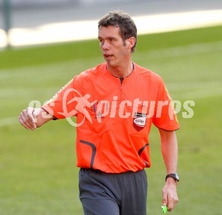 Fussball Regionalliga. SK Austria Klagenfurt gegen VSV. Schiedsrichter Stefan Krassnitzer. Klagenfurt, am 15.10.2011.
Foto: Kuess
---
pressefotos, pressefotografie, kuess, qs, qspictures, sport, bild, bilder, bilddatenbank