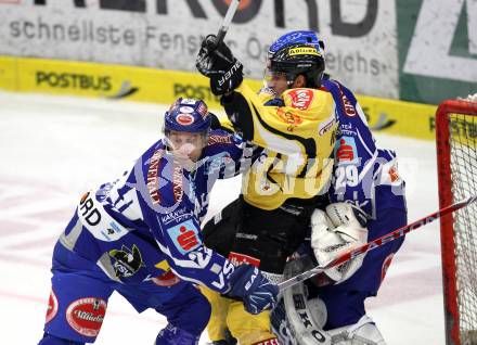 EBEL. Eishockey Bundesliga. EC Rekord Fenster VSV gegen UPC Vienna Capitals. Greg Kuznik, (VSV), Daniel Nageler  (Caps). Villach, am 21.10.2011.
Foto: Kuess 


---
pressefotos, pressefotografie, kuess, qs, qspictures, sport, bild, bilder, bilddatenbank