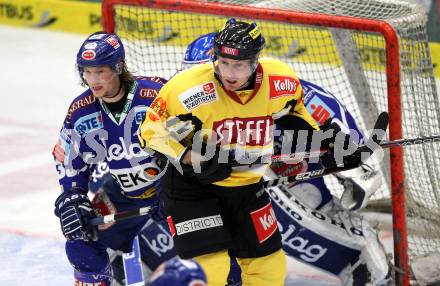 EBEL. Eishockey Bundesliga. EC Rekord Fenster VSV gegen UPC Vienna Capitals. Andreas Wiedergut,  (VSV), Ross Lupaschuk (Caps). Villach, am 21.10.2011.
Foto: Kuess 


---
pressefotos, pressefotografie, kuess, qs, qspictures, sport, bild, bilder, bilddatenbank