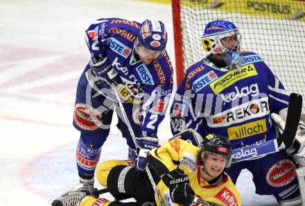 EBEL. Eishockey Bundesliga. EC Rekord Fenster VSV gegen UPC Vienna Capitals. Kevin Mitchell, Bernhard Starkbaum, (VSV), Taylor Holst  (Caps). Villach, am 21.10.2011.
Foto: Kuess 


---
pressefotos, pressefotografie, kuess, qs, qspictures, sport, bild, bilder, bilddatenbank