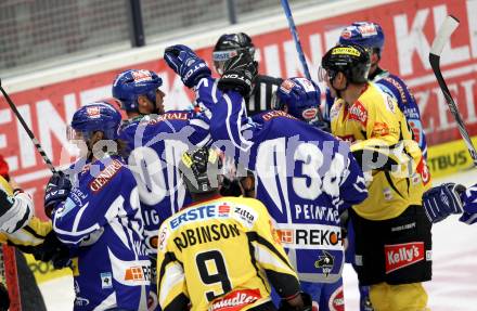 EBEL. Eishockey Bundesliga. EC Rekord Fenster VSV gegen UPC Vienna Capitals. Torjubel VSV. Villach, am 21.10.2011.
Foto: Kuess 


---
pressefotos, pressefotografie, kuess, qs, qspictures, sport, bild, bilder, bilddatenbank