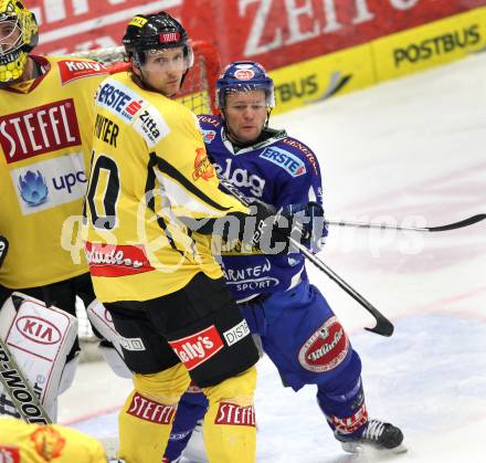 EBEL. Eishockey Bundesliga. EC Rekord Fenster VSV gegen UPC Vienna Capitals. Roland Kaspitz,  (VSV), Philipp Pinter (Caps). Villach, am 21.10.2011.
Foto: Kuess 


---
pressefotos, pressefotografie, kuess, qs, qspictures, sport, bild, bilder, bilddatenbank