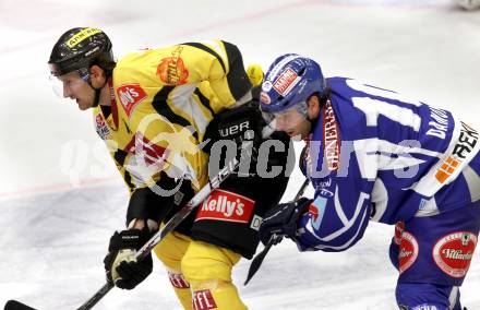 EBEL. Eishockey Bundesliga. EC Rekord Fenster VSV gegen UPC Vienna Capitals. Derek Damon,  (VSV), Philipp Pinter, (Caps). Villach, am 21.10.2011.
Foto: Kuess 


---
pressefotos, pressefotografie, kuess, qs, qspictures, sport, bild, bilder, bilddatenbank