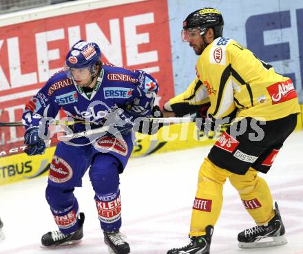 EBEL. Eishockey Bundesliga. EC Rekord Fenster VSV gegen UPC Vienna Capitals. Benjamin Petrik,  (VSV), Philippe Lakos (Caps). Villach, am 21.10.2011.
Foto: Kuess 


---
pressefotos, pressefotografie, kuess, qs, qspictures, sport, bild, bilder, bilddatenbank