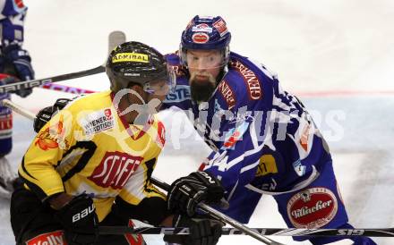 EBEL. Eishockey Bundesliga. EC Rekord Fenster VSV gegen UPC Vienna Capitals. Markus Peintner,  (VSV), Nathan Robinson (Caps). Villach, am 21.10.2011.
Foto: Kuess 


---
pressefotos, pressefotografie, kuess, qs, qspictures, sport, bild, bilder, bilddatenbank