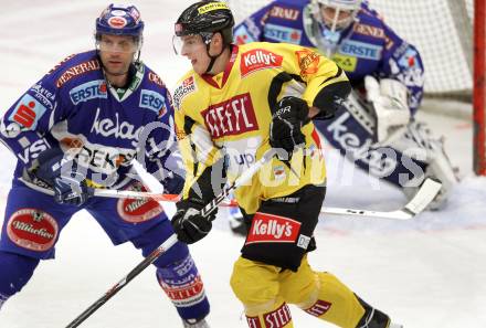 EBEL. Eishockey Bundesliga. EC Rekord Fenster VSV gegen UPC Vienna Capitals. Greg Kuznik, (VSV), Daniel Nageler  (Caps). Villach, am 21.10.2011.
Foto: Kuess 


---
pressefotos, pressefotografie, kuess, qs, qspictures, sport, bild, bilder, bilddatenbank