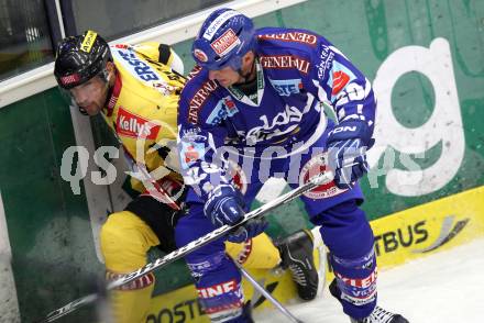 EBEL. Eishockey Bundesliga. EC Rekord Fenster VSV gegen UPC Vienna Capitals. Mike Craig, (VSV), Dan Bjornlie  (Caps). Villach, am 21.10.2011.
Foto: Kuess 


---
pressefotos, pressefotografie, kuess, qs, qspictures, sport, bild, bilder, bilddatenbank