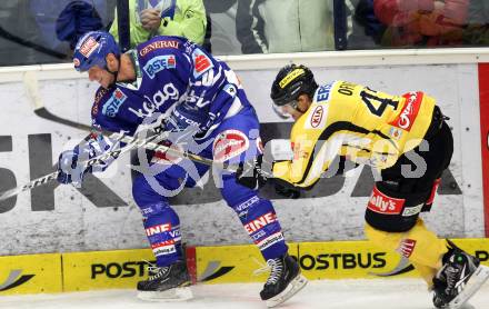 EBEL. Eishockey Bundesliga. EC Rekord Fenster VSV gegen UPC Vienna Capitals. Mike Craig,  (VSV), Harald Ofner (Caps). Villach, am 21.10.2011.
Foto: Kuess 


---
pressefotos, pressefotografie, kuess, qs, qspictures, sport, bild, bilder, bilddatenbank