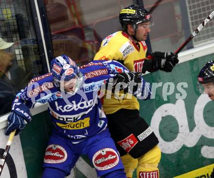 EBEL. Eishockey Bundesliga. EC Rekord Fenster VSV gegen UPC Vienna Capitals. Nikolas Petrik,  (VSV), Ross Lupaschuk (Caps). Villach, am 21.10.2011.
Foto: Kuess 


---
pressefotos, pressefotografie, kuess, qs, qspictures, sport, bild, bilder, bilddatenbank