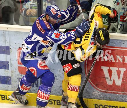 EBEL. Eishockey Bundesliga. EC Rekord Fenster VSV gegen UPC Vienna Capitals. Tomaz Razingar,  (VSV), Mario Seidl (Caps). Villach, am 21.10.2011.
Foto: Kuess 


---
pressefotos, pressefotografie, kuess, qs, qspictures, sport, bild, bilder, bilddatenbank