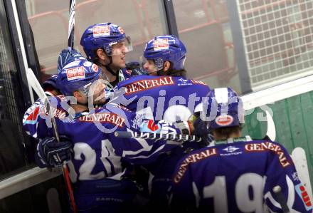 EBEL. Eishockey Bundesliga. EC Rekord Fenster VSV gegen UPC Vienna Capitals. Torjubel VSV. Villach, am 21.10.2011.
Foto: Kuess 


---
pressefotos, pressefotografie, kuess, qs, qspictures, sport, bild, bilder, bilddatenbank