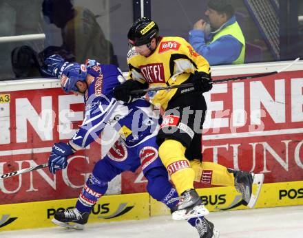 EBEL. Eishockey Bundesliga. EC Rekord Fenster VSV gegen UPC Vienna Capitals. Mike Craig,  (VSV), Filip Gunnarsson (Caps). Villach, am 21.10.2011.
Foto: Kuess 


---
pressefotos, pressefotografie, kuess, qs, qspictures, sport, bild, bilder, bilddatenbank