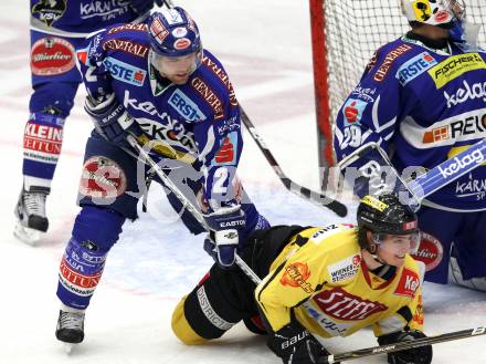 EBEL. Eishockey Bundesliga. EC Rekord Fenster VSV gegen UPC Vienna Capitals. Kevin Mitchell, (VSV), Taylor Holst  (Caps). Villach, am 21.10.2011.
Foto: Kuess 


---
pressefotos, pressefotografie, kuess, qs, qspictures, sport, bild, bilder, bilddatenbank